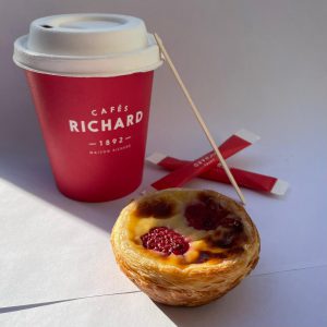 pastel de nata avec un café spécial